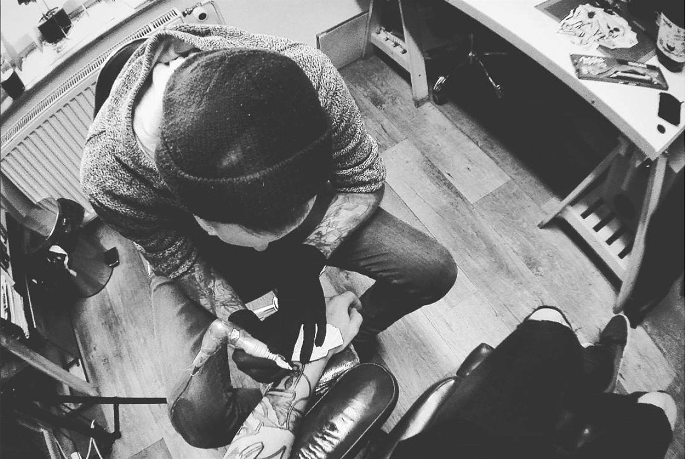 Tatér Wild Lines Tattoo při práci ve studiu